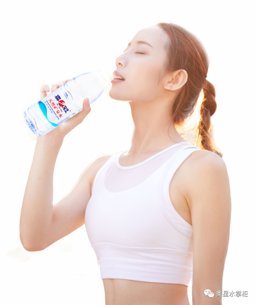 饮水可以缓解病症，因此你需要一杯健康好水！