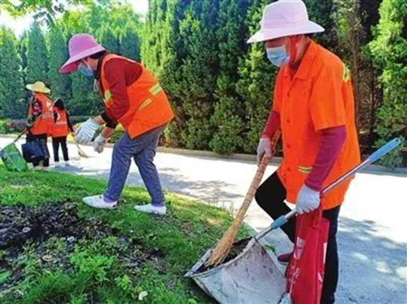 情系环卫工，夏日送清凉