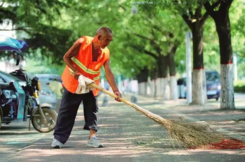 情系环卫工，夏日送清凉