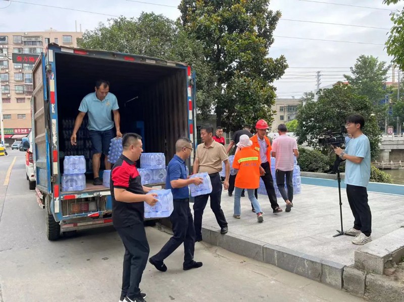 情系环卫工，夏日送清凉