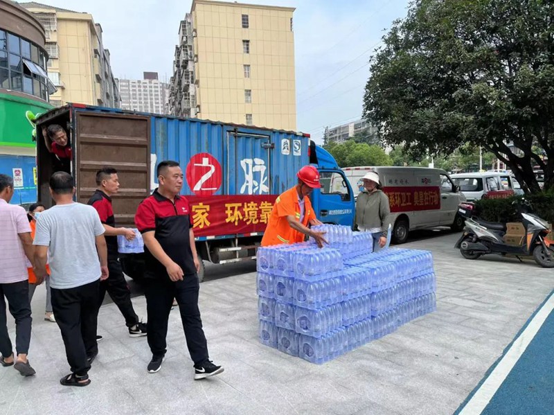 情系环卫工，夏日送清凉