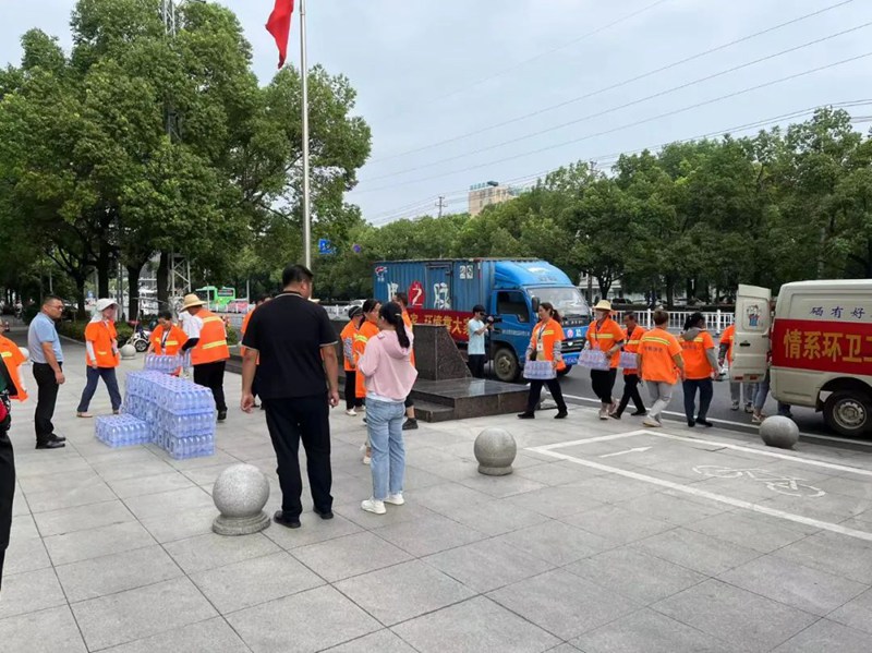 情系环卫工，夏日送清凉